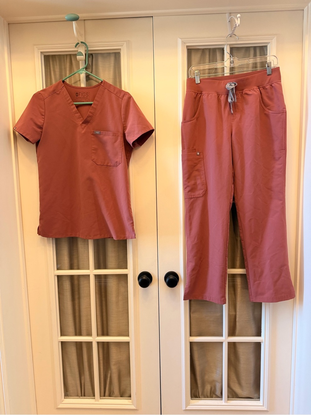 XS/SMALL Rose Mauve Women’s Figs Set w/ Petite Kade Cargo Pants EUC